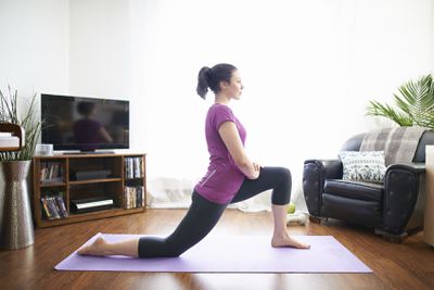 <strong>Full lunge with hip stretch</strong>